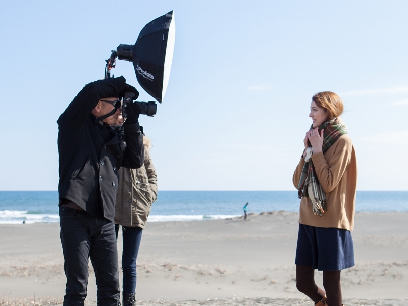 OCFビューティーディッシュはなるべくモデルに近い位置で使う。すると目に映るキャッチライトも大きくなり、生き生きした表情に見える