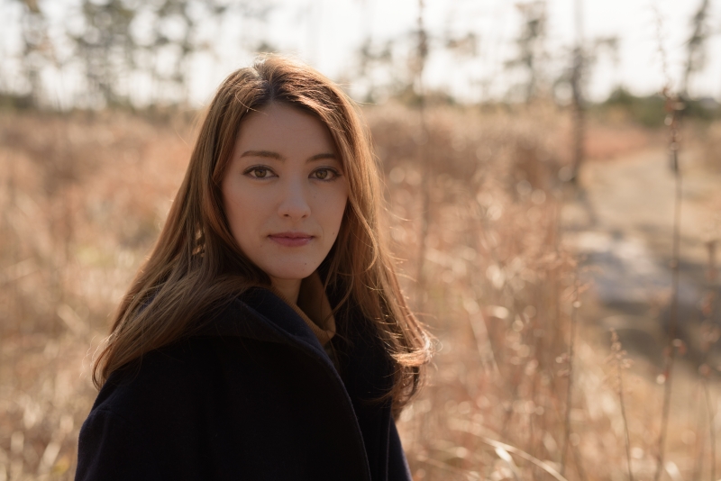 次にホワイトバランスを7500K、「日陰」相当にして撮影。アンバー系に色が変わり、暖かな色合いになったが、モデルの顔に立体感がない