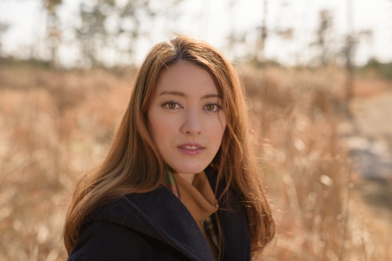 さらにホワイトバランスを7500K、「日陰」相当のまま、B2で照明した。カメラでホワイトバランスを変えているので、モデルの顔もアンバー系だ。これはこれで良いのだが、夕方の色合いになってしまう。