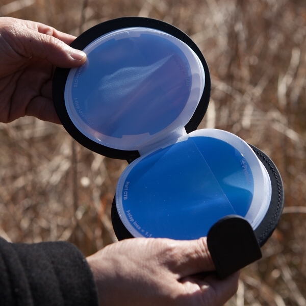 そこで、OCFカラーフィルターセットからブルー系のHalf CTBを選び、顔に当たるフラッシュ光のみ青くした