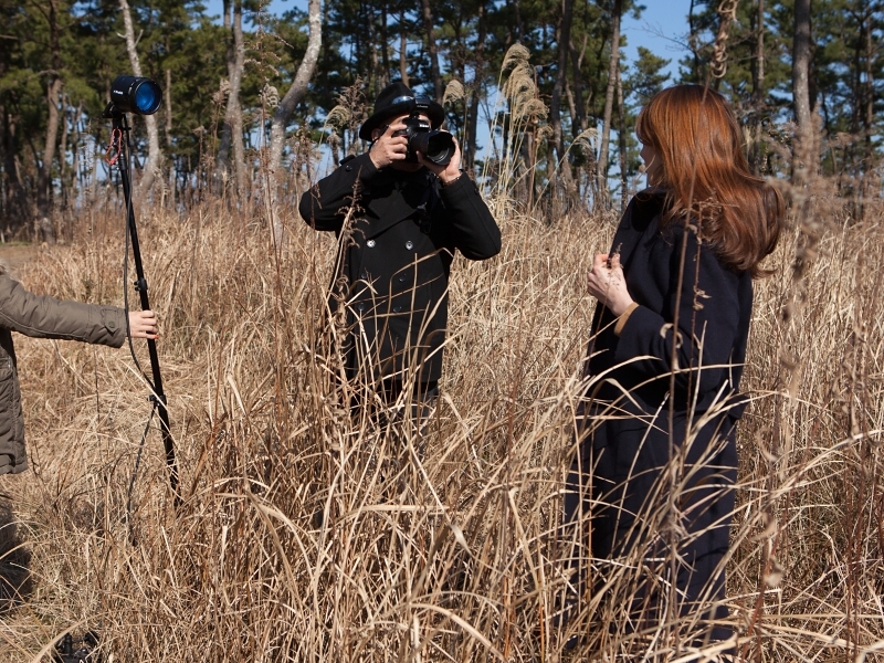 B2ヘッドにはOCFカラーフィルターのみ装着しているので、硬い光となっている。モデルから見て左に置くことで立体感を出した
