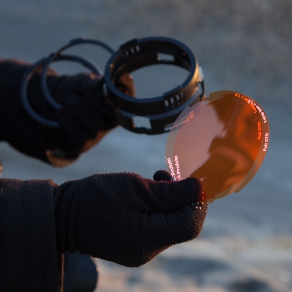 OCFカラーフィルターセットからアンバー系のFull CTBを選び、顔に当たるフラッシュ光をアンバーにし、夕日の色合いを強調する