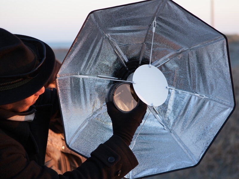 先にOCFビューティーディッシュを深く取り付けておき、反射板を避けてOCFカラーフィルターセットをはめ込み後にディフューザーをつける