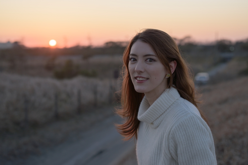 フラッシュなし撮影。モデルの顔は暗く、また東の空の青みを反映するため、青くかつ濁っている。色温度は6000K。手動で設定した。他のカットも同じ