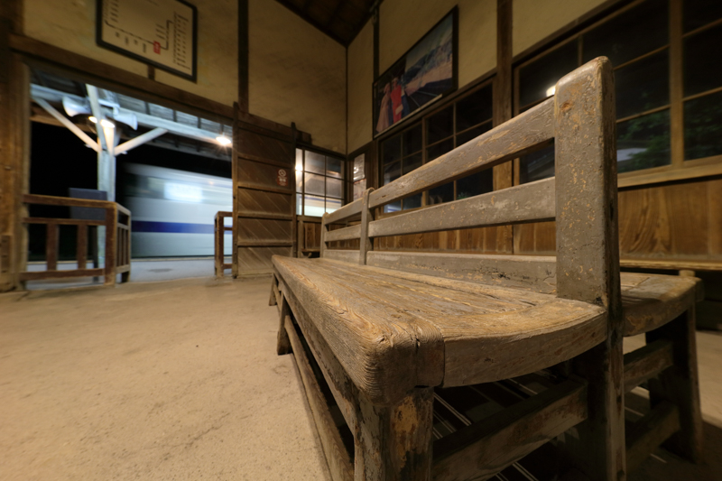 待合室のベンチを作品のキーにしたかったので、最短撮影距離でベンチにピントを合わせ た。高い解像力に驚かされた。<br><span class="fnt-85">キヤノン EOS 5Ds / EF11-24mm F4L USM /11mm / マニュアル露出（F8、0.8秒）/ ISO 800</span>