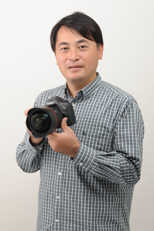 長根広和さん。1974年横浜生まれ。武蔵工業大学（現 東京都市大学）工学部卒業後、鉄道写真家・真島満秀氏に師事。2009年真島満秀写真事務所を継承し、マシマ・レイルウェイ・ピクチャーズを設立。青春18きっぷなどのJRヴィジュアルポスターや、鉄道誌、カメラ誌、時刻表表紙写真などで活躍。車両そのものの機能美や力強さを表現した写真に定評がある一方、ドラマチックな鉄道風景写真にファンが多い。「列車の音が聞こえてくるような作品」をモットーに日々鉄道を追いかけている。公益社団法人　日本写真家協会（JPS）会員。日本鉄道写真作家協会（JRPS）副会長。（撮影：加藤丈博）