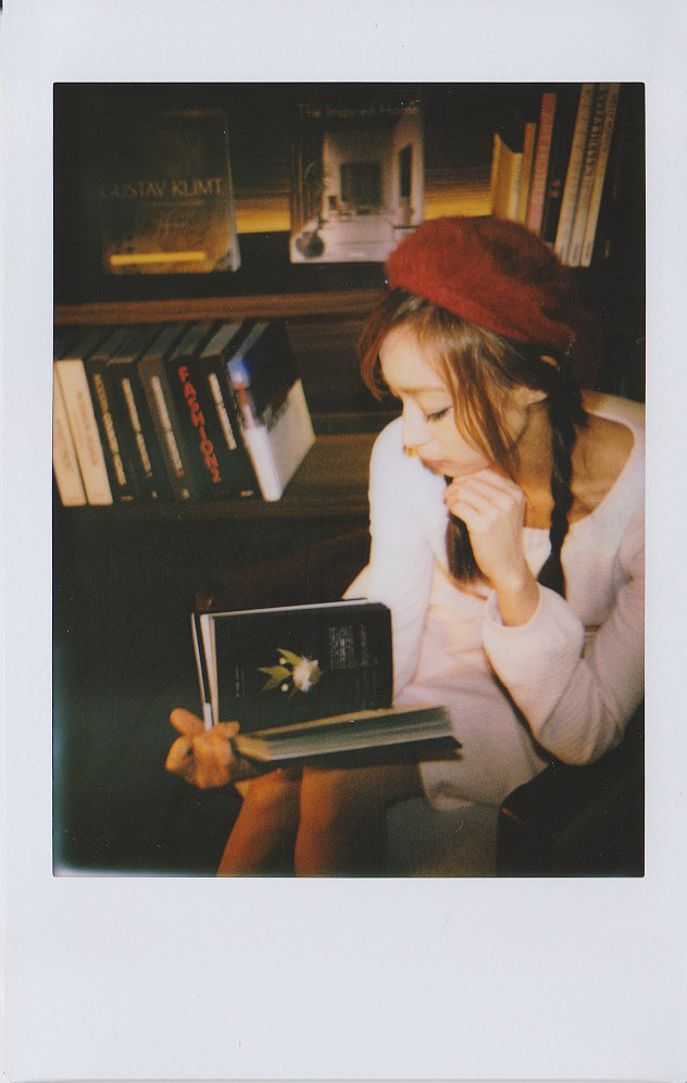 室内で内蔵ストロボを炊いての撮影です。EVはそのままで室内は部分的に明るさがある環境です。モデル：矢沢なり