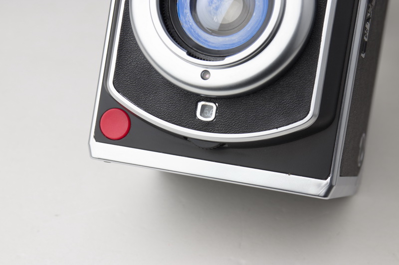 絞り調整ノブ。左の赤い丸はシャッターボタン