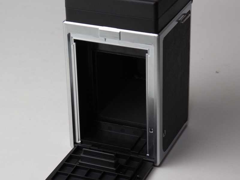 裏蓋を開けて、Instax mini用のフィルムを装填する