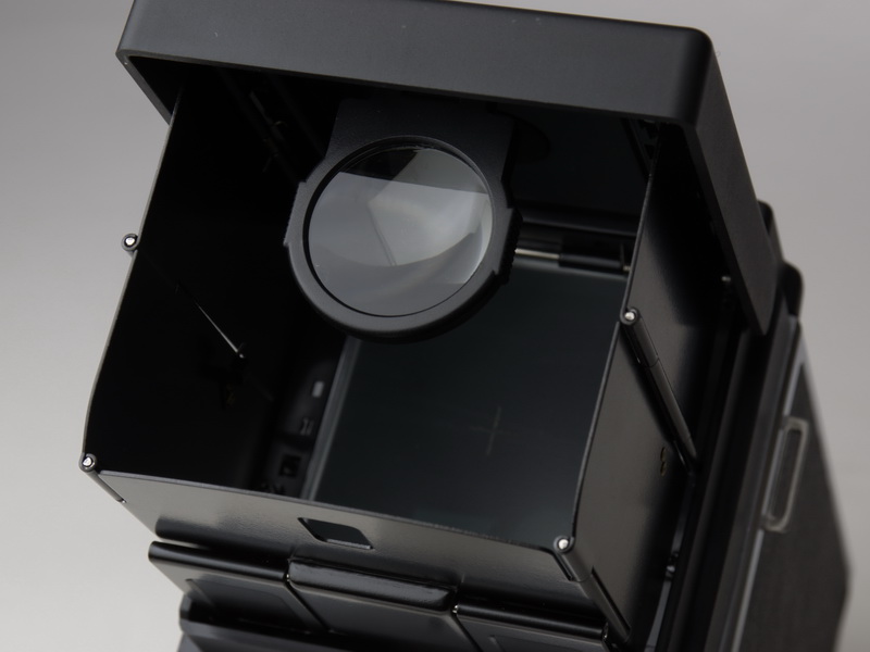 ピントを追い込むのに便利なルーペも備えている。必要に応じて引き出して使う