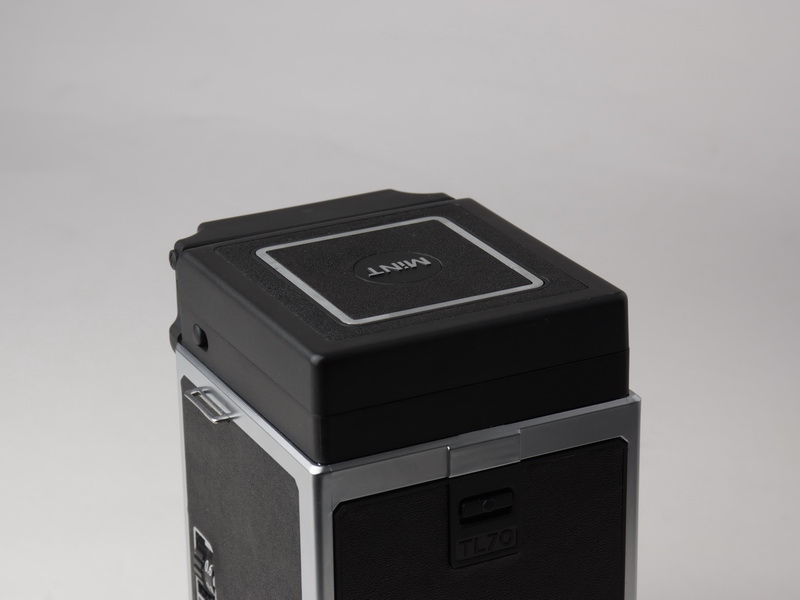 ファインダーフードは電源スイッチも兼ねる。閉じている間は電源OFF