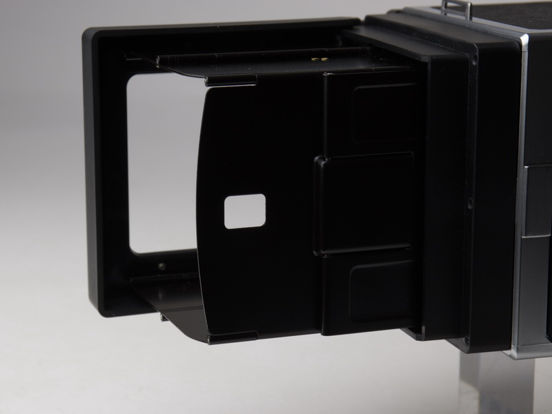 フードを内側に倒し、突起に引っ掛けることでスポーツファインダー（アイレベルファインダー）としても使える