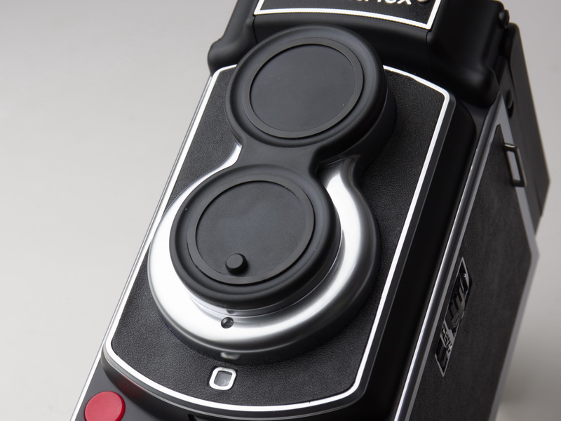 レンズカバーは、突起状の部分をスライドさせて着脱する