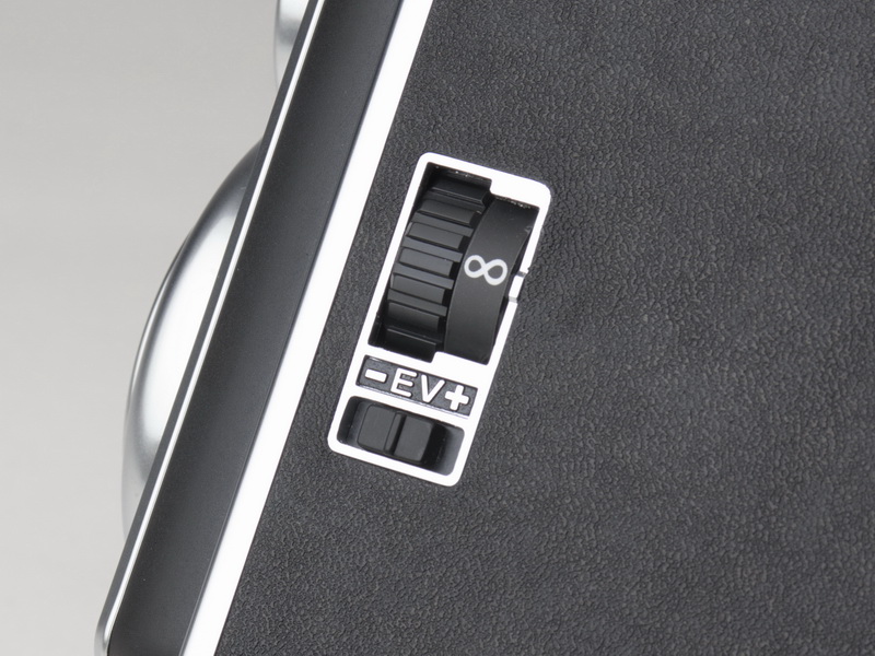 ピント調整ノブとEV値スイッチ