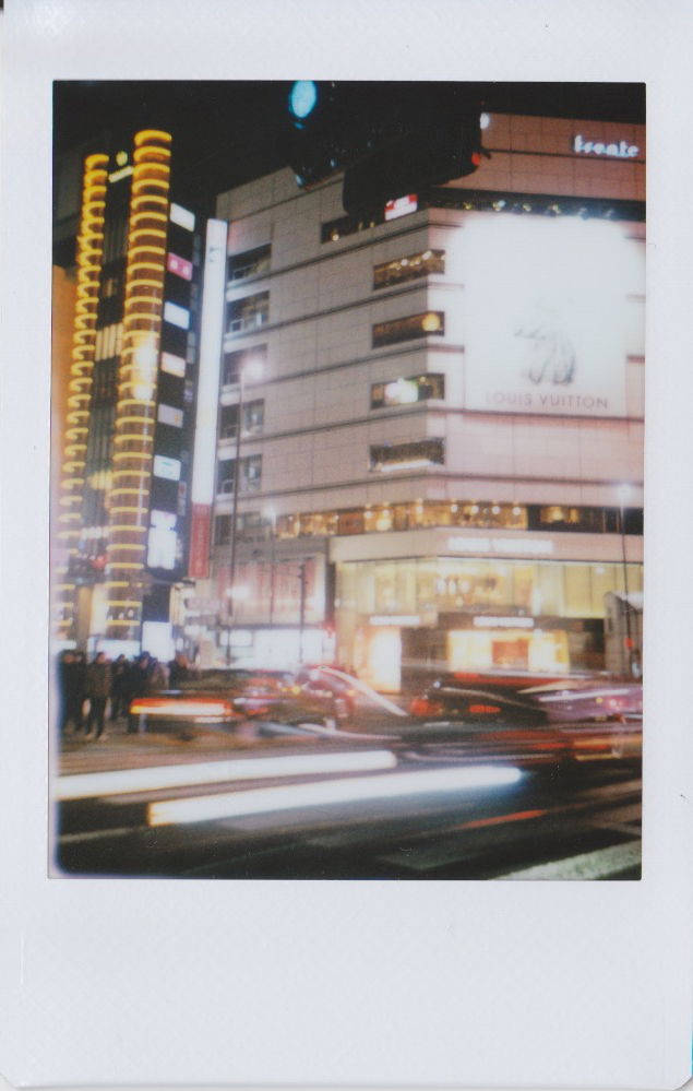 三脚に設置した状態で2秒弱の露光。車のテールランプの軌跡を写しました。押している間の被写体の動きを取り入れるので、自分好みに時間を調節できます。時間が長ければ長いほど光を取り入れるので、それだけ明るくなる事を計算しながら撮影するのもじっくりと楽しめるこのカメラならでは。この環境だと3秒弱は明る過ぎました。Instax miniはフィルム感度がISO800なので比較的暗い場所であっても撮影が楽しめます