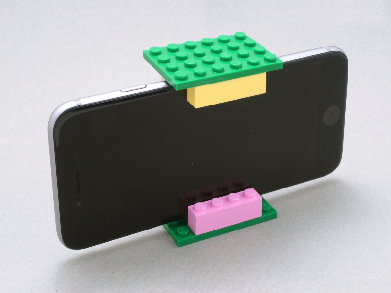 また、ボッチ一列のレゴブロックの幅が、iPhone 6の厚みとほぼ一致することが分かった。つまりレゴブロックを上手く組み合わせれば、iPhone6が収まるケースが作れるはずである。