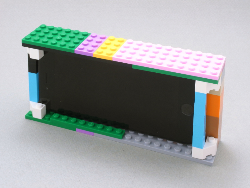 とりあえずレゴブロックのiPhoneケースを試作してみたが、ほぼぴったりiPhone 6が収まっている。このような相性の良さは、まさに偶然の産物だろう。次に、OLYMPUS AIRをレゴブロックに取り付ける方法を考える。