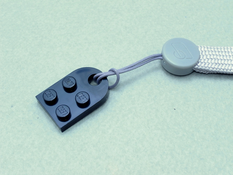 セットにはこのように端に穴の開いたレゴブロックも含まれていたので、OLYMPUS AIRのハンドストラップも取り付けることにする。