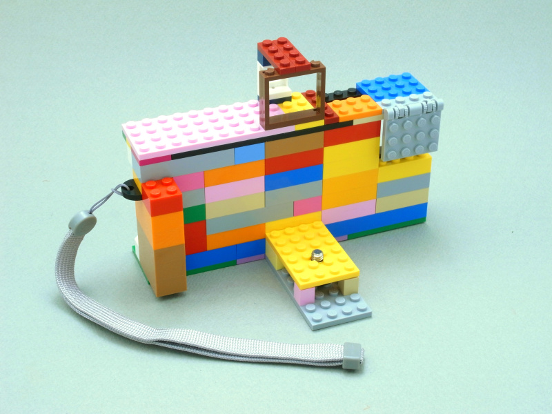 あらためてレゴブロックを組み直して、OLYMPUS AIRとiPhone 6が取り付け可能なカメラボディを製作した。試作のiPhoneケースをもとにあれこれ考えながら、さまざまな改良を加えている。