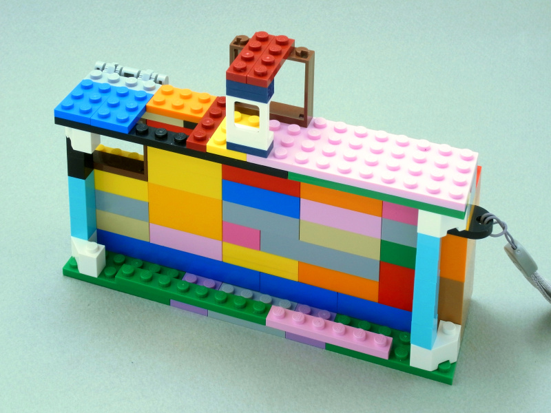 後ろから見たところだが、ブロックを一部バラしてiPhone 6をはめ込むようになっている。しかしこれだけでは「レゴ＋OLYMPUS AIR」としての面白さは不十分だ。