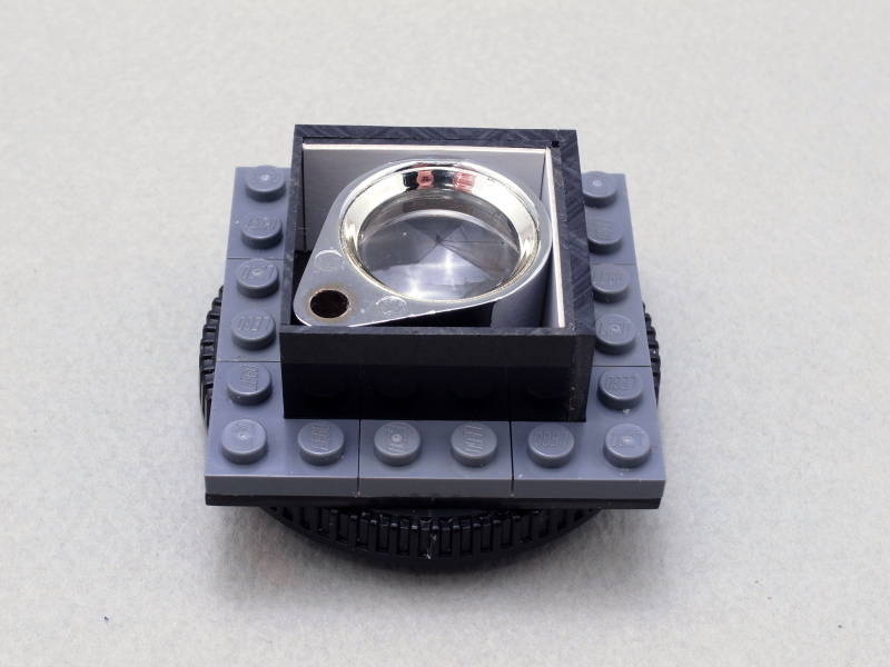 自作したスペシャルブロックに、上記のレンズユニットを組み合わせてはめ込む。