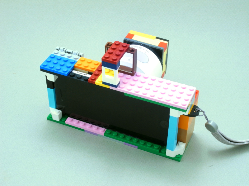 背面部にはもちろんiPhone 6を収納している。また試作を改良して、iPhoneの電源ボタンを押せるようにしている。もちろんホームボタンやタッチパネルの操作も可能で、充電&amp;同期用のLightningケーブルも横から差し込めるようになっている。