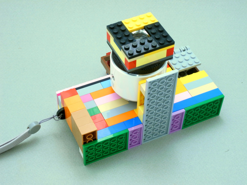 底面部はこのようになっている。三脚止めネジは隠れているが、底面を板状ブロックで覆うことによって、カメラ取り付け部の強度が増すのだ。