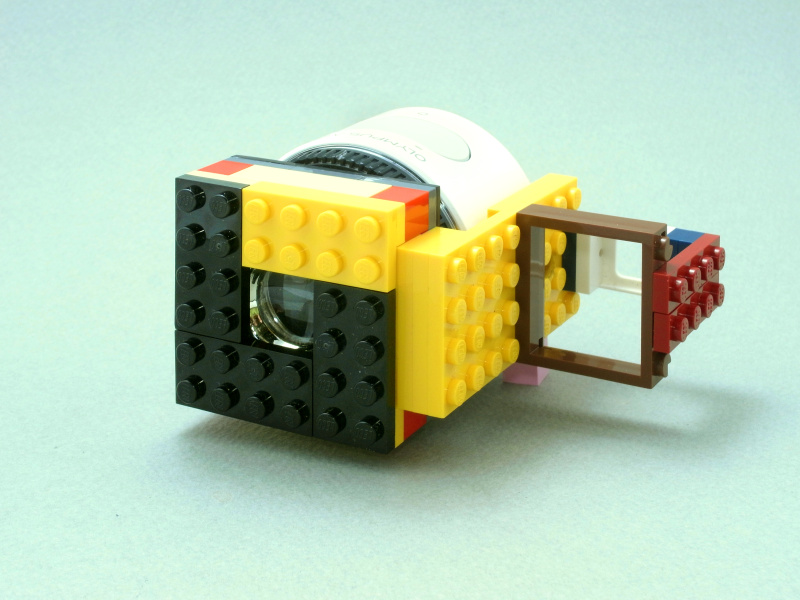 ついでながら、「レゴ＋OLYMPUS AIR」カメラの別バージョンも組み立ててみた。基本構造は同じだが、レンズユニット横に透視ファインダーをはめ込み、OLYMPUS AIRに装着している。こういう遊びができるのも、レゴブロックの面白さだ。