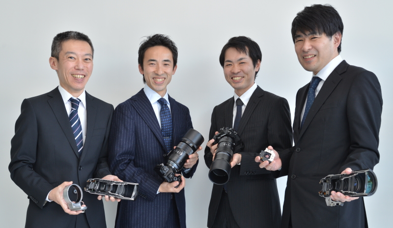 （写真左から）<br class="">吉井学氏<br class="">オリンパス株式会社 技術開発部門 光学システム開発本部 光学システム開発3部 2グループ 課長<br class=""><br class="">原健人氏<br class="">オリンパス株式会社 技術開発部門 光学システム開発本部 光学システム開発3部 1グループ 課長代理<br class=""><br class="">小野憲司氏<br class="">オリンパス株式会社 映像事業ユニット 映像商品企画本部 映像商品戦略部 商品企画グループ 課長代理<br class=""><br class="">末岡良章氏<br class="">オリンパス株式会社 技術開発部門 画像システム開発本部 メカ制御技術部 開発2グループ チームリーダー 課長代理
