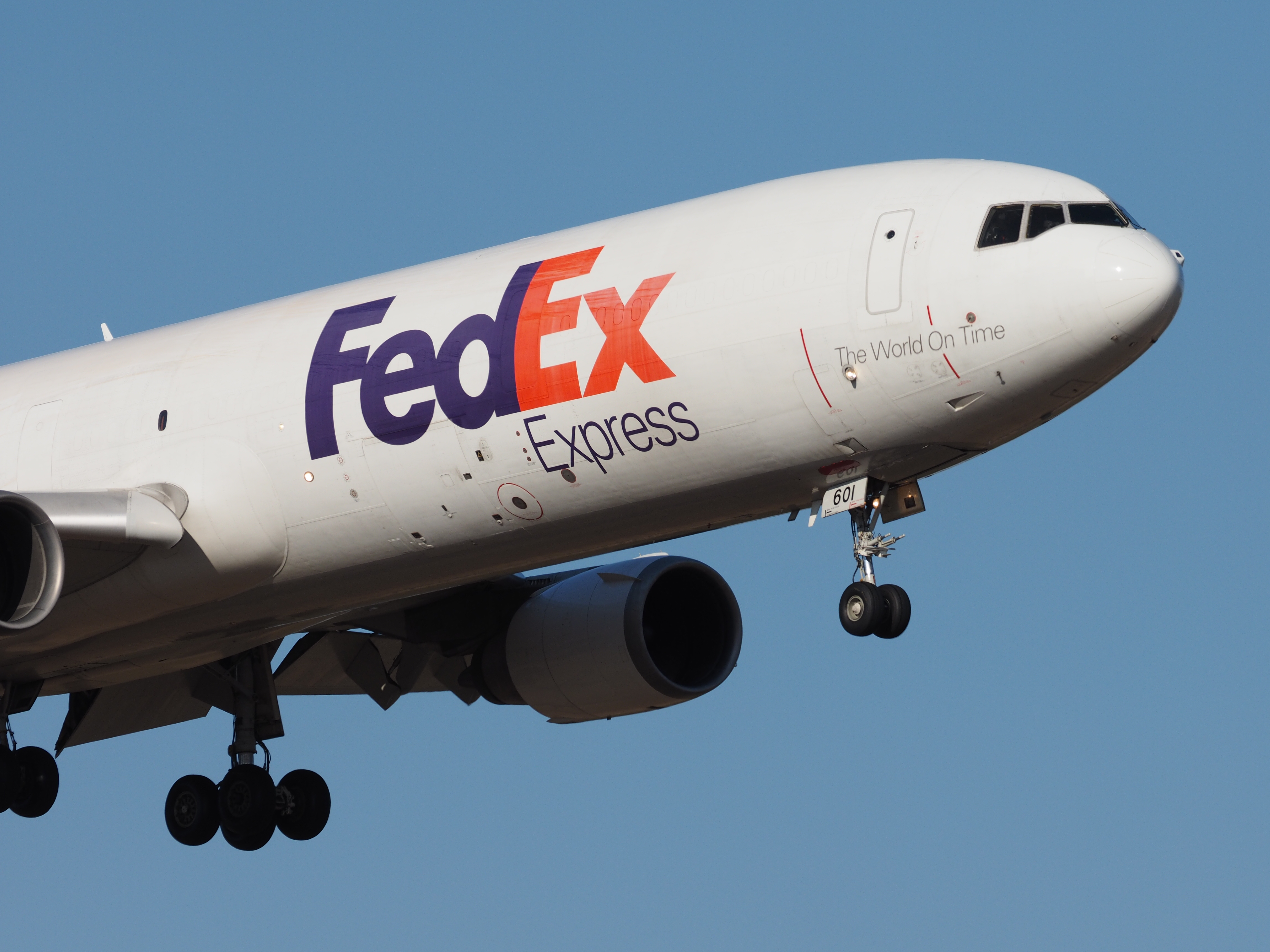 成田さくらの山から着陸機を狙ってみた。滑走路に進入してくる機体をC-AFで連写しつつ、上空を通過したら振り向きざまに着陸シーンを狙う。AFスピードも速く、E-M1の像面位相差AFの追従も安定していて好結果を得ることができた