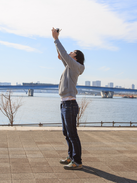 手を伸ばしてわずか50cmほど高い位置から撮っただけで、柵の奥に水面が見えるようになり広々としたイメージが作れた