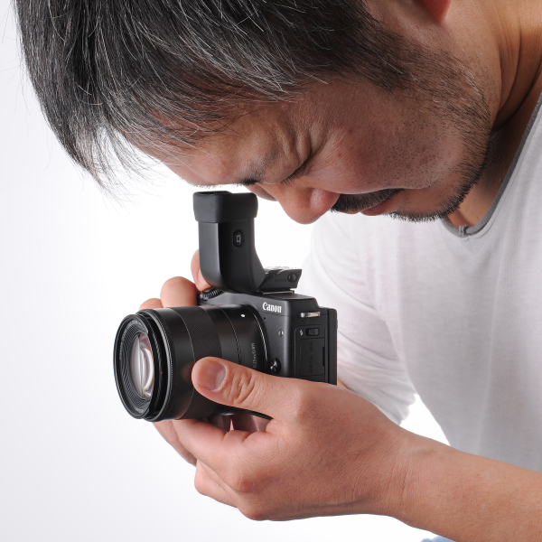 外付けのEVFがあると、ポジションの変更が楽に行える。また、広角～標準レンズとの相性が良い。撮影時のポイントは遠近両方の被写体を対比させることを考えながらポジションを決めることだ。遠景だけのシーンでは特にハイポジションでは違いを感じにくくなる