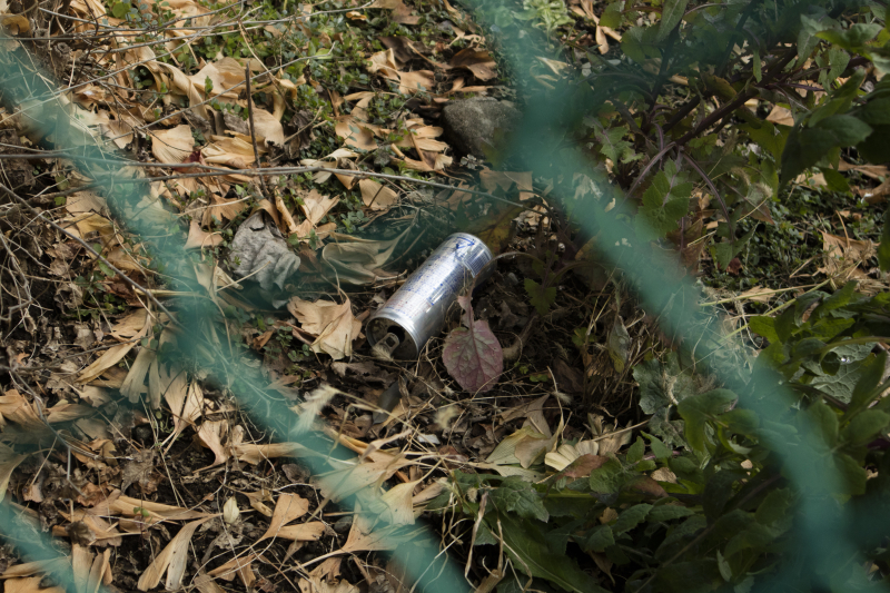 <strong class="">金網に接近</strong>：ボケを作るにはF値が明るい単焦点レンズが有利。しかしハイポジションでの撮影には便利なズームレンズが良い。F値が明るくないレンズで前ボケを作る場合には、ぼかす被写体に近づくこと