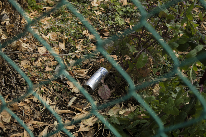 <strong class="">金網から離れる</strong>：金網の隙間から空き缶にピントを合わせた。接近すると金網はぼけて、離れるとぼけずにはっきりと見えてしまう