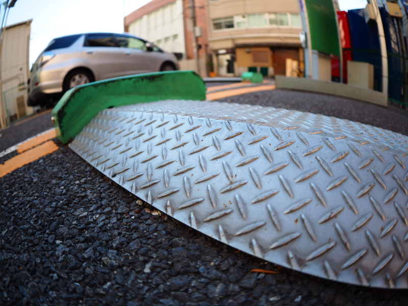 <strong class="">16mm相当の魚眼レンズ</strong>：焦点距離が広角であればあるほど、パースは強くなるので、被写体をデフォルメする効果が強くなる。また、広角レンズは周囲に向かってパースが強くなるので、画面の端にデフォルメしたい被写体を配置すると良い