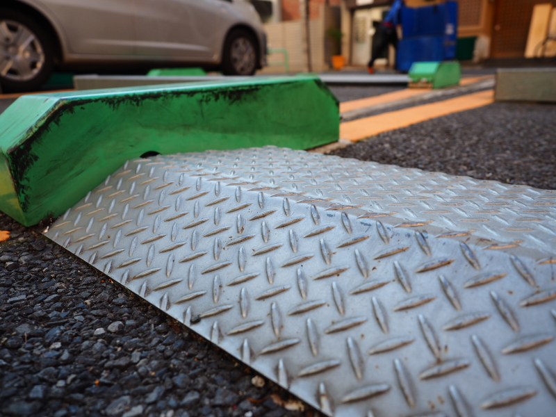 <strong class="">24mm相当の広角レンズ</strong>：24mm相当で撮影すると近づいた主要被写体がアップになるだけで、ローポジション独特の勢いのような迫力は弱くなる