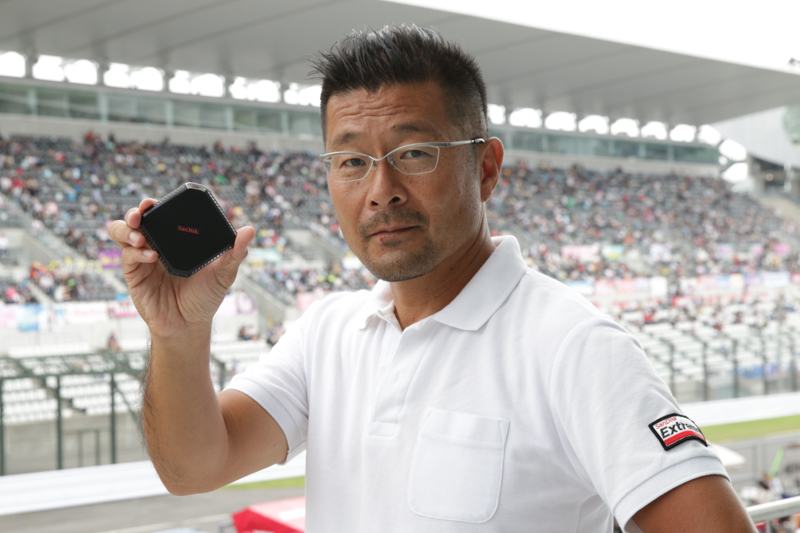 熱田護さん。すでに実戦投入しているエクストリーム ポータブル SSDとともに。