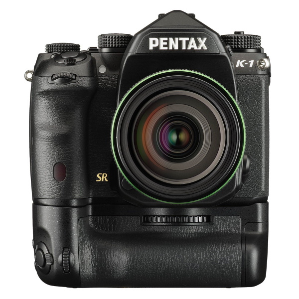 PENTAX K-1にバッテリーグリップD-BG6を装着した状態