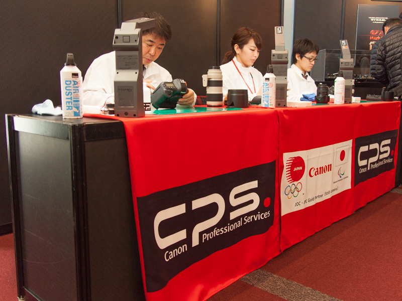 発表会場には、スポーツ大会などで設置されるキヤノンのサービスデポが登場。取材者のカメラのクリーニングを行った。発表会でこうしたデポが置かれるのは初めて