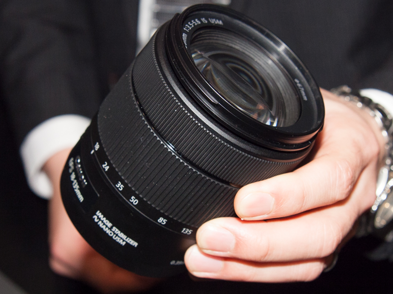 同時に発表された新レンズ（キットレンズ）「EF-S18-135mm F3.5-5.6 IS USM」