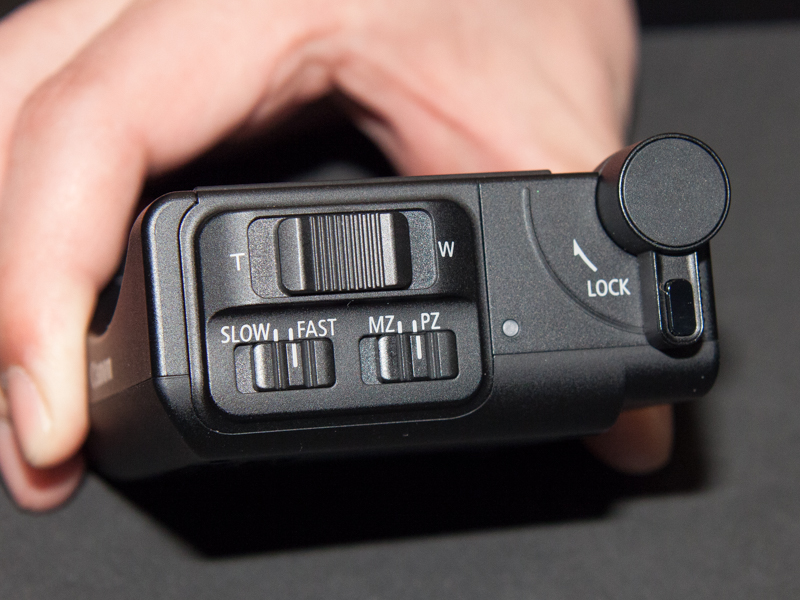 側面のボタンでパワーズームが可能。ズーム速度は可変できる