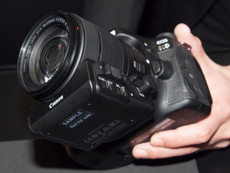 PZ-E1を装着したところ。スイッチの切り替えで、装着したまま手動ズームも可能