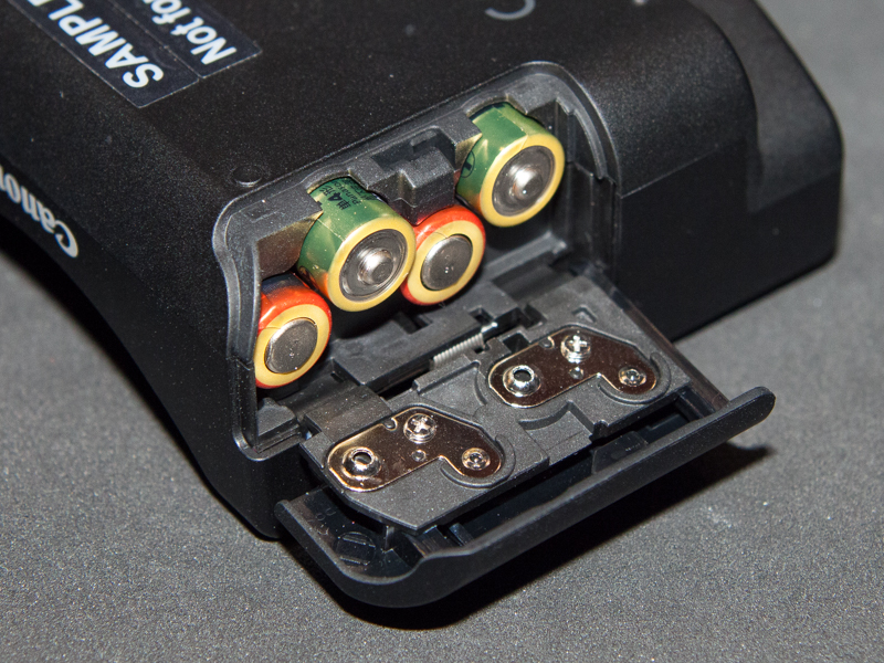 電源は単4電池×4本