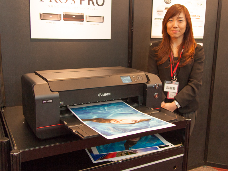 2月16日発表のA2対応プリンター「PRO-1000」も展示。業務向けの他、写真愛好家もターゲットとしている。※この写真でプリントしているのはA3サイズ