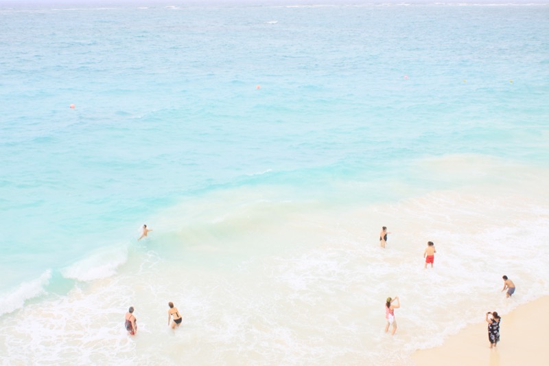 メキシコのユカタン半島を東へ進む。熱帯雨林を抜けると、海が見渡せる高台にたどり着いた。見下ろした海の淡い色に驚き、感動を心に刻むように静かにシャッターを切った。<br class=""><span class="fnt-85">オリンパスOM-D E-M1 / M.ZUIKO DIGITAL 25mm F1.8 / 25mm（50mm相当）/マニュアル露出（F7.1、1/125秒） / ISO200</span>