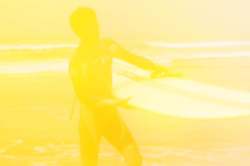 夏の海を楽しむサーファーをガラス越しに撮影。M.ZUIKO DIGITAL 25mm F1.8の柔らかい描写は自分の作風に合って気に入っている。<br class=""><span class="fnt-85">オリンパス OM-D E-M1/ M.ZUIKO DIGITAL 25mm F1.8/25mm（50mm相当） /マニュアル露出（F2、1/4,000秒） / ISO 200</span>