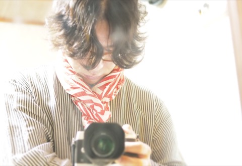 伊勢谷浩一さん。埼玉県出身。アジアや離島を巡る放浪生活の後、自然と人、また人と人の心が繋がるための写真教室「PACHIRI」主宰。独特の淡いトーンで切り取る「ゆるかわ写真」を得意とし、雑誌の原稿執筆や広告などで活躍の場を広げている。