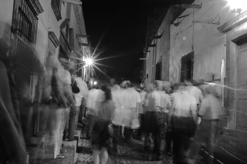 さまざまな楽器を持った音楽隊が夜中になるとどこからかやって来て、魅惑的な音楽を奏でながら街の裏路地を歩き回る。魅惑的なメロディーにつられてひとり、またひとりと観光客が集まり音楽隊の列に加わってゆく。<br class=""><span class="fnt-85">オリンパス OM-D E-M1 / M.ZUIKO DIGITAL ED 12-40mm F2.8 PRO / 14mm（28mm相当）/絞り優先AE（F8、1.6秒）/ ISO 1600</span>