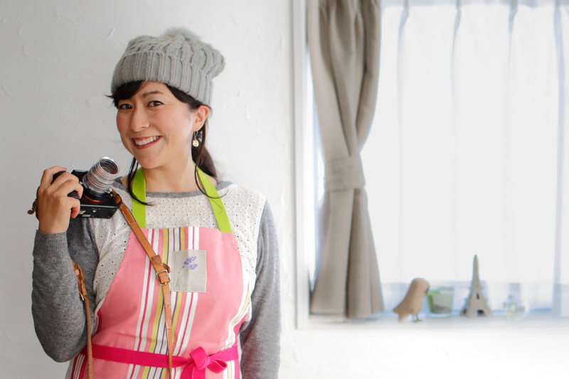 <strong class="">山本まりこさん</strong><br class="">理工学部建築学科卒。設計事務所勤務を経て、2000年フリーランスフォトグラファーに。旅の風景や建築インテリア、人物写真を得意とする。また、エッセイの執筆や写真講師なども行い、雑誌、TV、広告など幅広い分野で活躍中。『エアリーフォトの撮り方レシピ』（玄光社）など著書多数。<a class="" href="http://marikoyamamoto.com">http://marikoyamamoto.com</a>