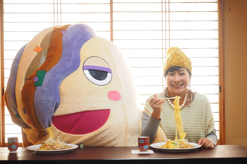 ご当地名物「春日部やきそば」のゆるキャラ「とろ★りん」と、「春日部やきそば」をいただくまりこさん。写真を撮った後はすかさずSNSで発信。すると、「かわいい！」「おもしろい」などのコメントが。リアルタイムでフォロワーとコミュニケーションをとりながら撮影をするスタイルも、まりこさんならでは。<br class=""><a href="http://www.city.kasukabe.lg.jp/kouhou/shisei/pr/plus1storyproject/riverside/tour.html" class="n" target="_blank">※撮影ツアー詳細</a>